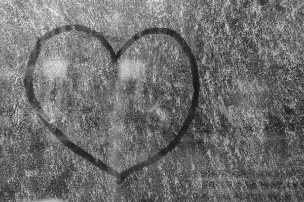 Kirli Cam Zemin Üzerine Boyanmış Bir Kalp Pencere Arkası Şubat — Stok fotoğraf