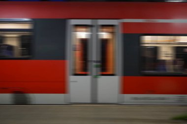 Bulanık görüntü. Tren istasyonu. Gece sahnesi. Demiryolu platformu. Tren vagonunun camları. İç aydınlatma. Alman demiryolları. yan görünüm. 
