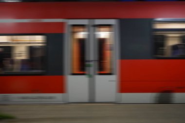 Bulanık görüntü. Tren istasyonu. Gece sahnesi. Demiryolu platformu. Tren vagonunun camları. İç aydınlatma. Alman demiryolları. yan görünüm. 