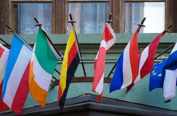 Багато Національних Прапорів Різних Держав Історичній Будівлі Європі Всесвітній Міжнародний — стокове фото