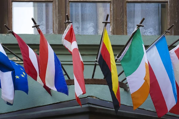 Muchas Banderas Nacionales Diferentes Estados Construcción Histórica Europa Banderas Internacionales —  Fotos de Stock