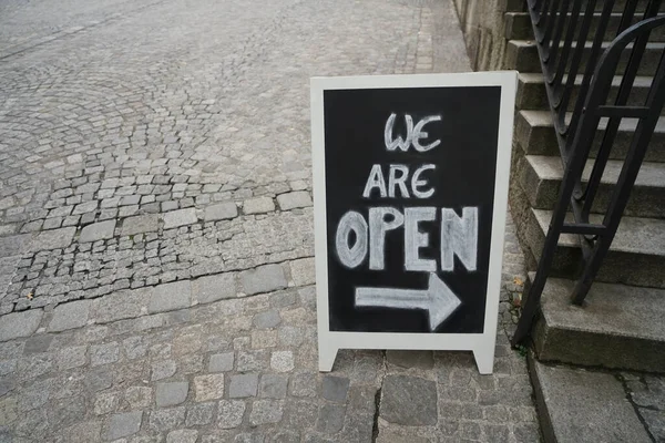 Estamos Abertos Assine Quadro Negro Escrito Letras Brancas Maiúsculas Placa — Fotografia de Stock