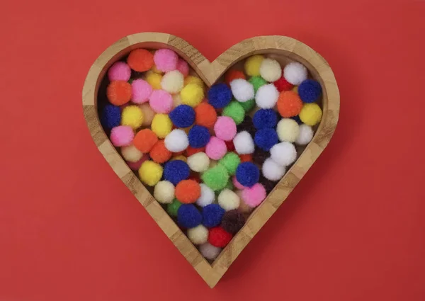 Coloridas Bolas Esponjosas Encuentran Dentro Caja Madera Forma Corazón Aislado —  Fotos de Stock