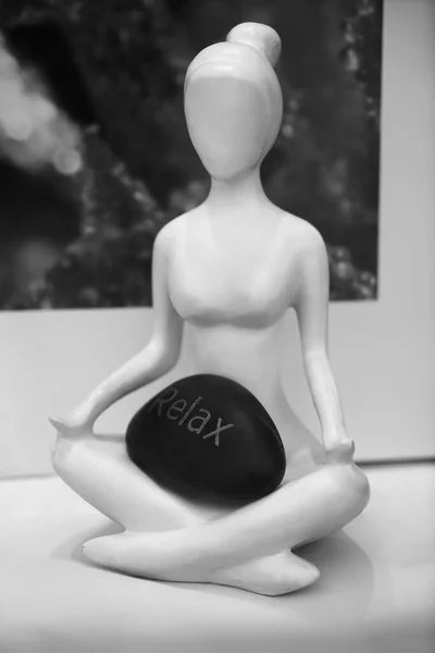 Zhulená Postava Ženy Medituje Lotosové Pozici Konceptuální Obraz Pro Jógu — Stock fotografie