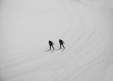 Kros kayağı: bir kış günü kayak yapan iki adam. en üstteki resim.