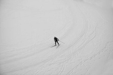 Kros kayağı: genç bir adam kış günü kros kayağı yapıyor. en üstteki resim.