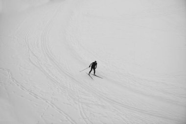 Kros kayağı: genç bir adam kış günü kros kayağı yapıyor. en üstteki resim.