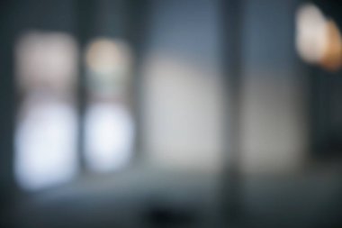 Arka plandaki bulanık ofis, alışveriş merkezi, lobi, gözlüksüz pencere duvarı. iki pencere veya kapı.