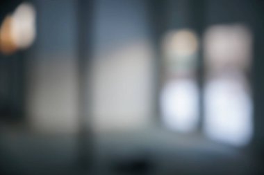 Arka plandaki bulanık ofis, alışveriş merkezi, lobi, gözlüksüz pencere duvarı. iki pencere veya kapı.