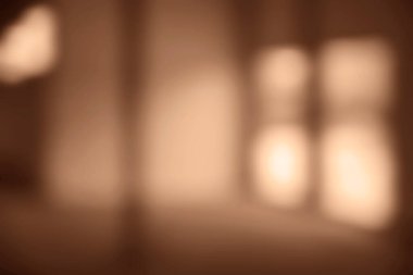 Arka plandaki bulanık ofis, alışveriş merkezi, lobi, gözlüksüz pencere duvarı. iki pencere veya kapı.