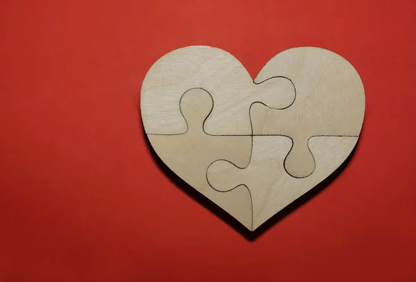 Puzzle Complet Forme Coeur Bois Sur Fond Papier Rouge Quatre — Photo