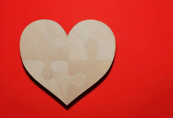 Rompecabezas Madera Completa Forma Corazón Fondo Papel Rojo Cuatro Piezas —  Fotos de Stock