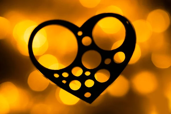 Silueta Černého Srdce Žlutém Zlatém Pozadí Girland Osvětlení Bokeh Noci — Stock fotografie