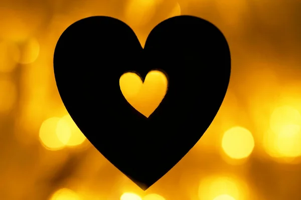 Silueta Corazón Negro Sobre Fondo Amarillo Dorado Guirnalda Iluminación Bokeh — Foto de Stock