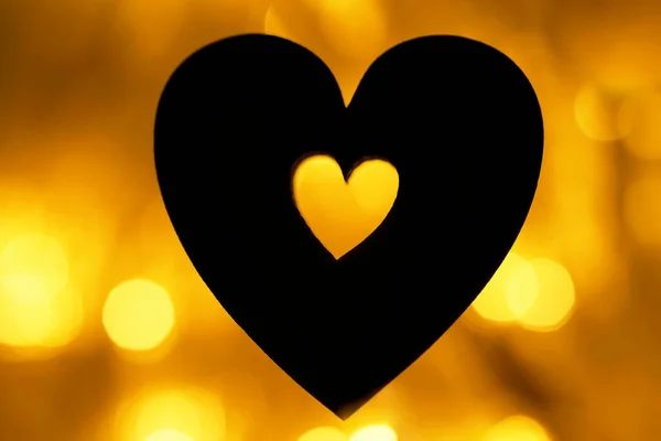 Silueta Corazón Negro Sobre Fondo Amarillo Dorado Guirnalda Iluminación Bokeh —  Fotos de Stock