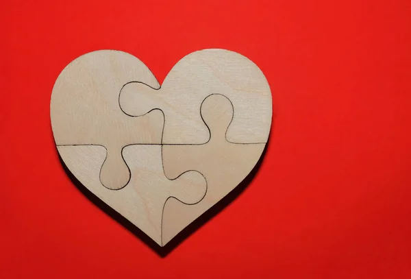 Rompecabezas Madera Completa Forma Corazón Fondo Papel Rojo Cuatro Piezas — Foto de Stock