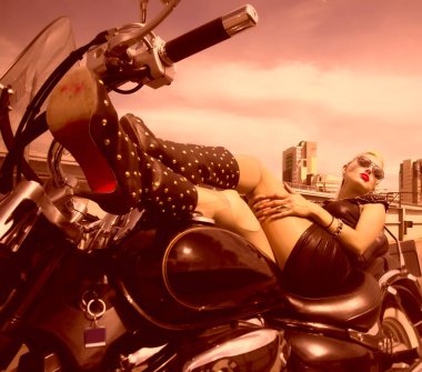 MOSCOW, RUSSIA - 23 Temmuz 2017: siyah çizmeli, siyah elbiseli ve modern helikopter motosikletinde uyuyan sarışın kadın. Güneşli bir yaz günü. Suzuki Davetsiz misafir C800