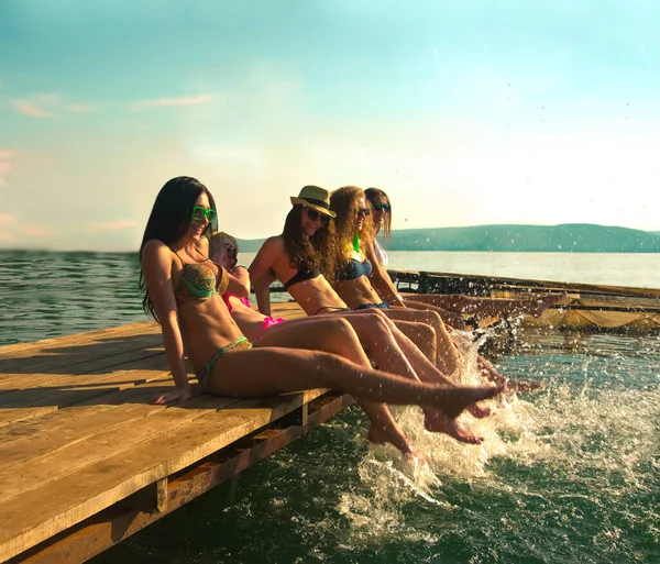 一群快乐的年轻女子在美丽的夏日夕阳西下洒水 — 图库照片