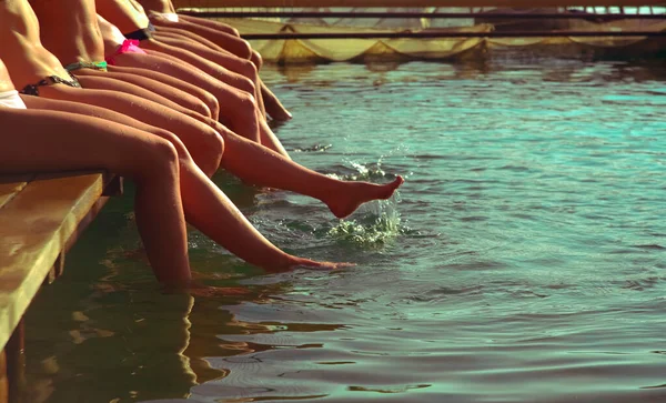 Grupo Mujeres Sentadas Fila Lado Piscina Sin Rostros Grupo Chicas —  Fotos de Stock