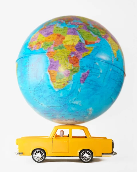 Glóbus Střeše Žlutého Taxi Auta Plastový Model Hračky Izolované Bílém — Stock fotografie