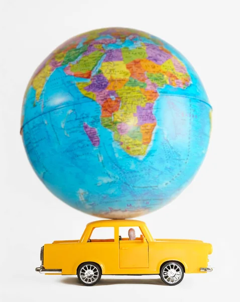 Globe Het Dak Van Gele Taxiauto Plastic Speelgoedmodel Geïsoleerd Witte — Stockfoto