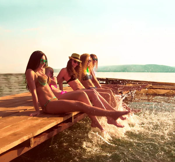 Grupo Jovens Mulheres Felizes Salpicando Água Bela Luz Pôr Sol — Fotografia de Stock