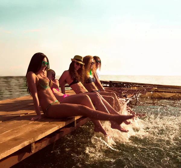 Groep Van Gelukkige Jonge Vrouwen Spetteren Water Mooie Zomer Zonsondergang — Stockfoto