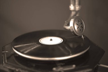 PARIS, FRANCE 19 HAZİRAN 2017: antika gramofon. Yakın plan, klasik müzik çalar, plağı çalarken, Black Platter. orkestra Glenn Miller.
