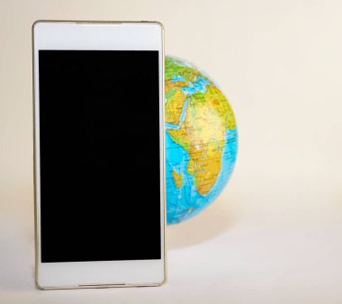 Dünya izole edilmiş boş ekranlı beyaz cep telefonu 