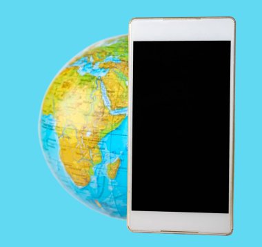 Dünya izole edilmiş boş ekranlı beyaz cep telefonu 