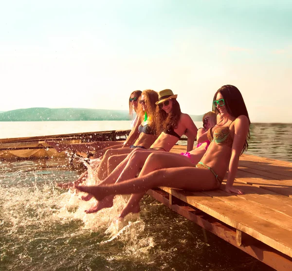 Группа Счастливых Молодых Женщин Плескающих Воду Прекрасный Летний Закат — стоковое фото