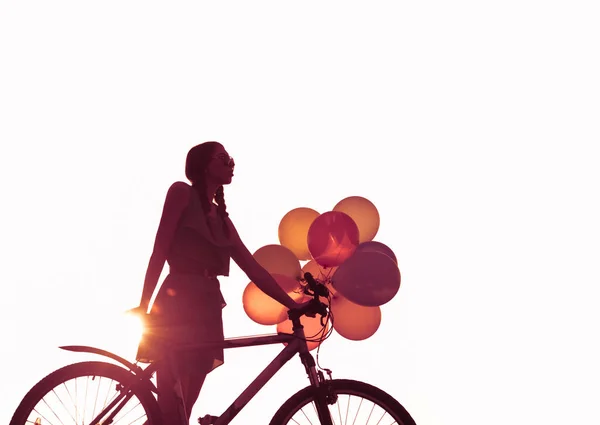 Νεαρό Κορίτσι Σέξι Φόρεμα Ιππασία Ποδήλατο Που Φέρουν Αερόστατα Αέρα — Φωτογραφία Αρχείου