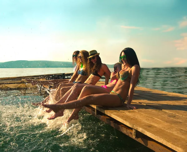 Группа Счастливых Молодых Женщин Плескающих Воду Прекрасный Летний Закат — стоковое фото