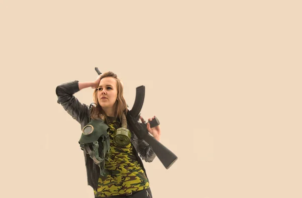 Молода Біла Жінка Військовому Камуфляжі Кулеметом Ізольовані Білому Фоні — стокове фото