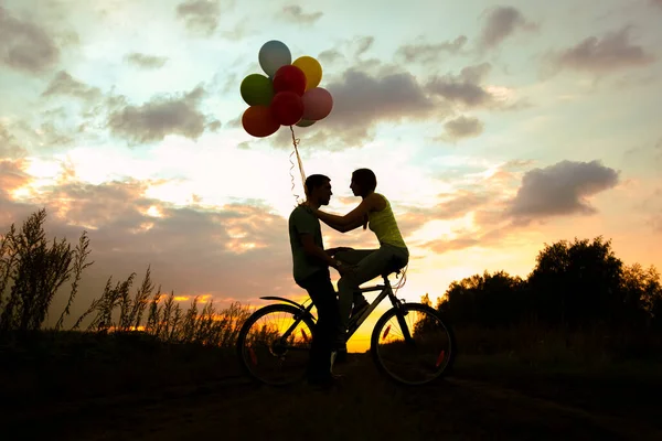 Silhuetas Duas Belas Pessoas Adultas Sentadas Bicicleta Menina Segurando Balões — Fotografia de Stock