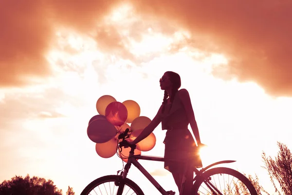 Seksi Elbiseli Genç Kız Bisiklet Sürerken Uçan Balonlar — Stok fotoğraf