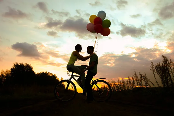 Silhuetas Duas Belas Pessoas Adultas Sentadas Bicicleta Menina Segurando Balões — Fotografia de Stock