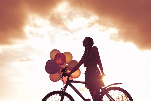 Junges Mädchen Sexy Kleid Fahrrad Fahren Luftballons Fliegen — Stockfoto