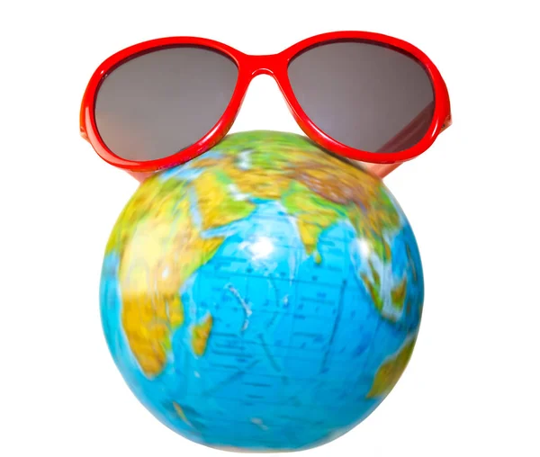 Červené Sluneční Brýle Leží Zeměkouli Izolované Bílém Pozadí Cestovní Ruch — Stock fotografie