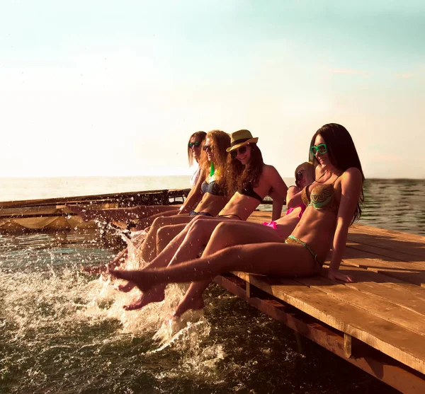 Groep Van Gelukkige Jonge Vrouwen Spetteren Water Mooie Zomer Zonsondergang — Stockfoto