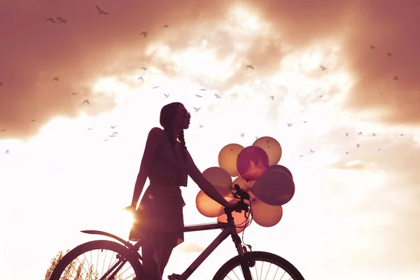 Junges Mädchen Sexy Kleid Fahrrad Fahren Luftballons Fliegen — Stockfoto