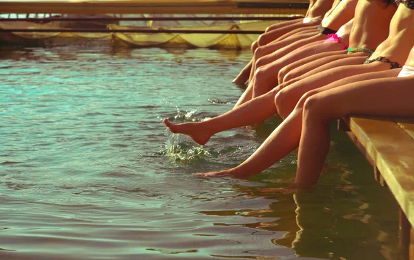 Groupe Femmes Assises Dans Une Rangée Bord Piscine Pas Visages — Photo