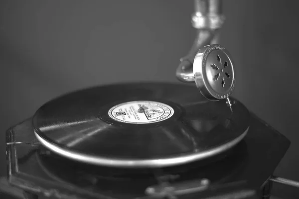 París Francia Junio 2017 Gramófono Antiguo Close Tocadiscos Vintage Mientras — Foto de Stock