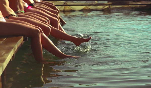 Groupe Femmes Assises Dans Une Rangée Bord Piscine Pas Visages — Photo