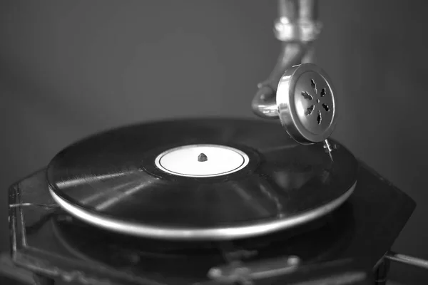 フランス 2017年6月19日 アンティーク蓄音機 クローズアップ ヴィンテージレコードプレーヤー レコードを再生しながら ブラック プラッタ オーケストラ グレン — ストック写真