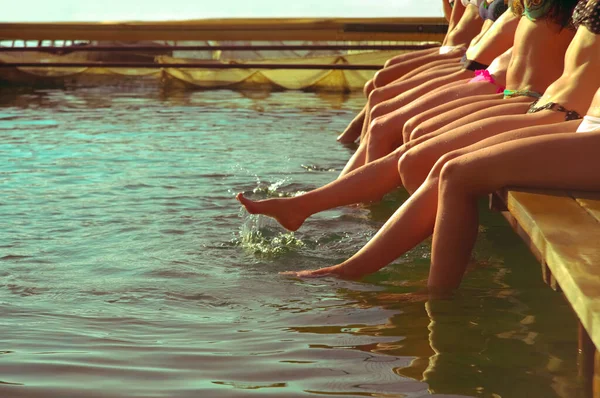 Groupe Femmes Assises Dans Une Rangée Bord Piscine Pas Visages — Photo