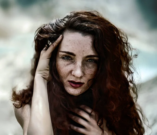 Retrato Mulher Jovem Com Cabelo Encaracolado Vermelho Olhando Para Câmera — Fotografia de Stock