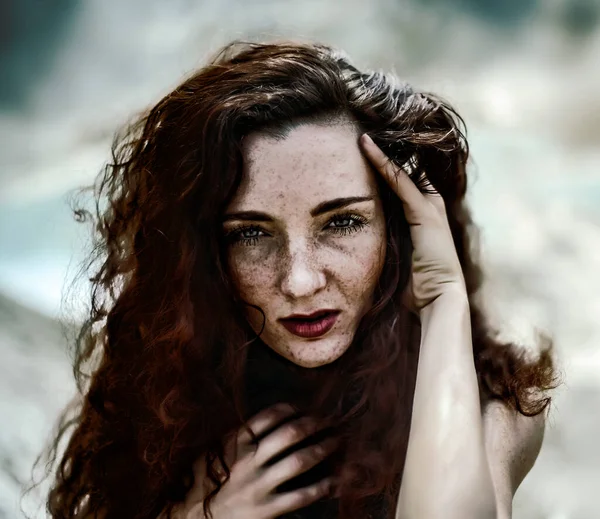 Portrét Mladé Ženy Rudými Kudrnatými Vlasy Hledící Kamery Zblízka Tvář — Stock fotografie