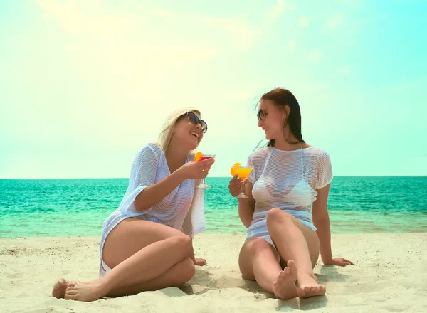 两个女孩在热带海滩野餐 喝鸡尾酒的漂亮女人 — 图库照片