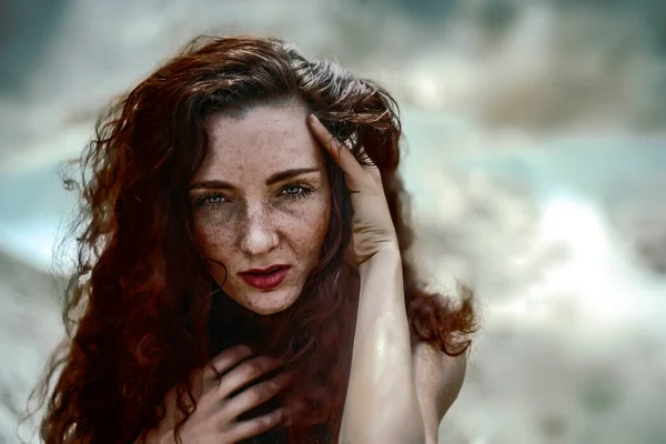 Kızıl Kıvırcık Saçlı Kameraya Bakan Genç Bir Kadının Portresi Kızıl — Stok fotoğraf